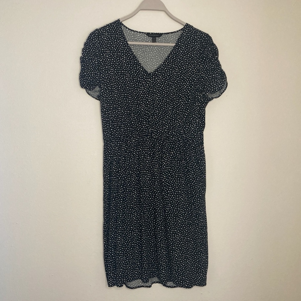 Banana Republic Knee-Length Size M Dress, B&W Pattern with Small Leaves